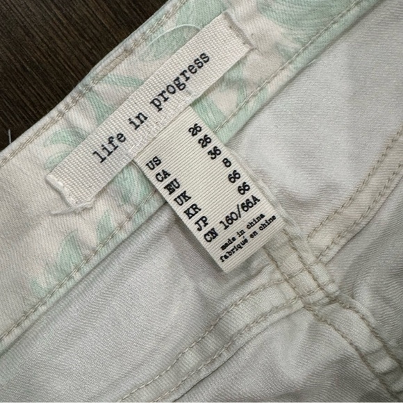Life in Progress Jeans - Picture 4 of 9